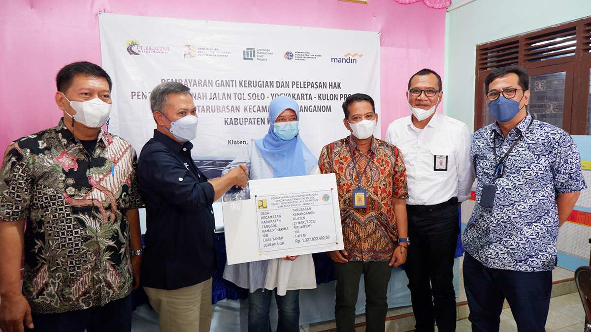 Pembayaran UGK yang diberikan langsung Direktur Utama LMAN kepada salah satu masyarakat yang di dampingi langsung Direktur Utama PT. Jogjasolo Marga Makmur Adrian Priyohutomo , Ketua PPK Tol Solo-Yogjakarta-YIA Wijayanto , General Manager Lahan & Utilitas  PT. Jogjasolo Marga Makmur Mochammad T. Amin serta Kepala Kantor Pertanahan Kabupaten Klaten Tentrem Prihatin