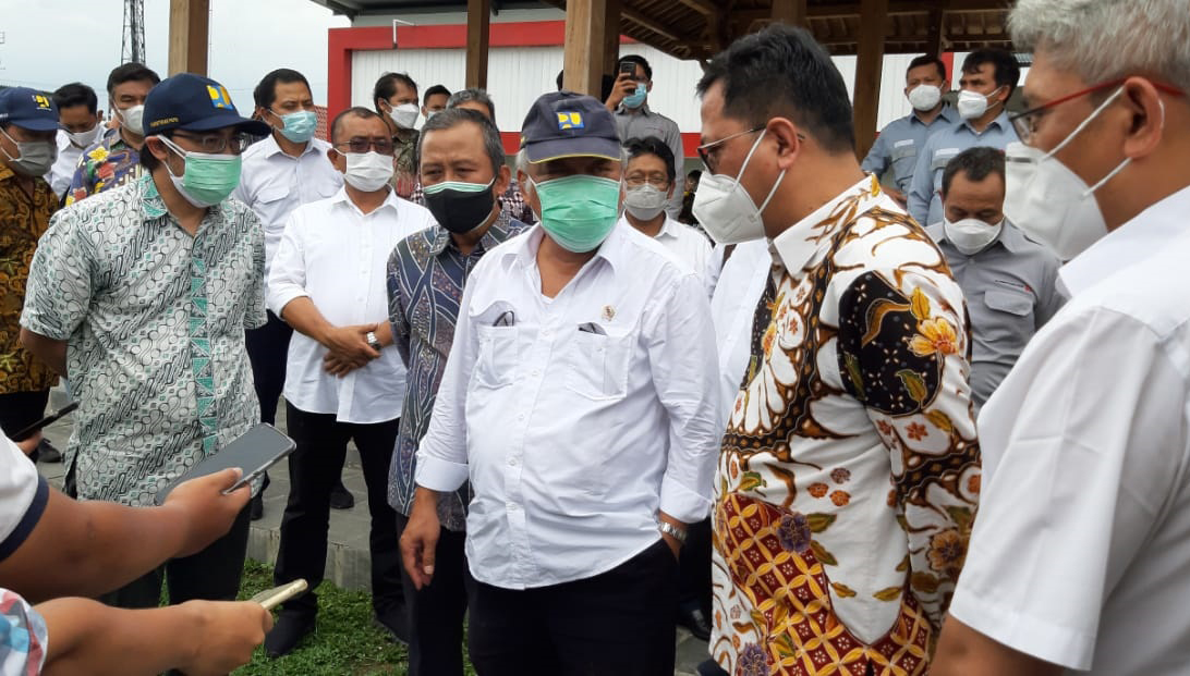 Menteri Pekerjaan Umum dan Perumahan Rakyat (PUPR), Bapak Basuki Hadimuljono didampingi oleh Direktur Utama PT.Jogjasolo Marga Makmur, Bapak Adrian Priohutomo ketika melakukan kunjungan kerja ke seksi 1 proyek Tol Solo-Yogyakarta-NYIA Kulon Progo, sabtu 13 Februari 2021 di Kartasura, Kabupaten Sukoharjo - Jawa Tengah.