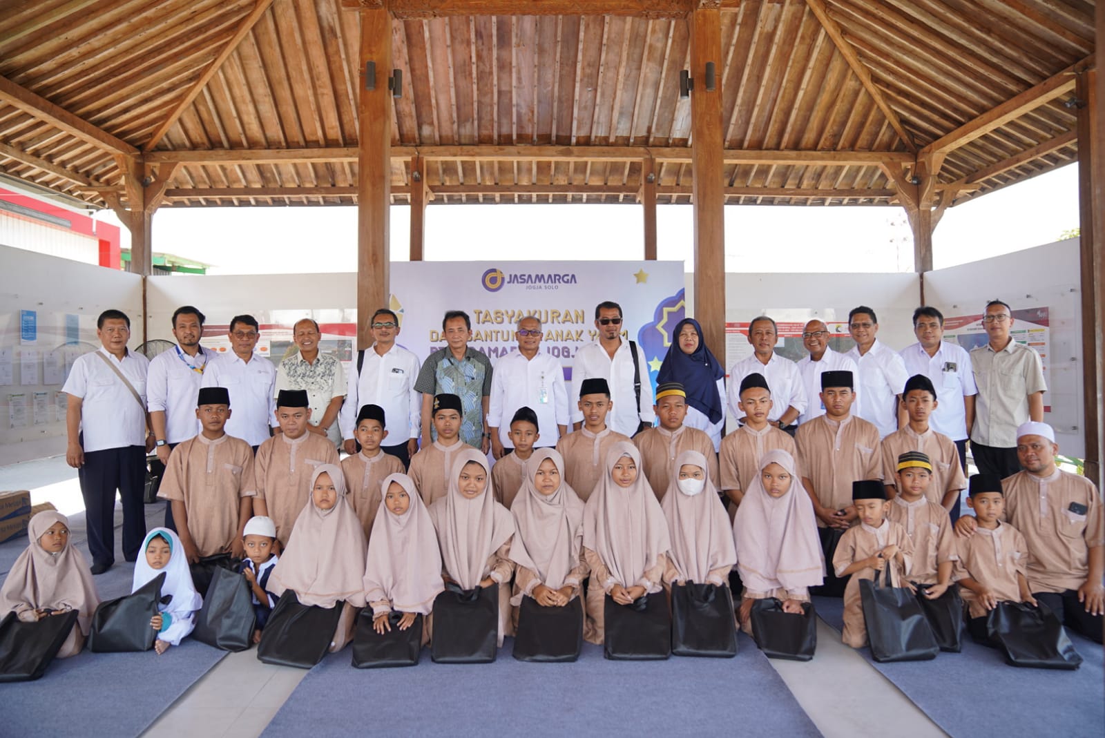 Pemberian santunan Anak Yatim
