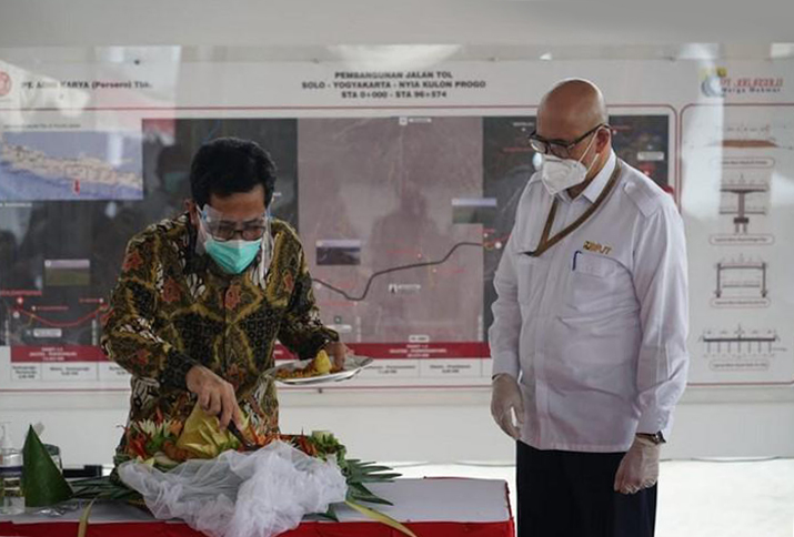 Direktur Utama PT JMM, Bapak Adrian Priohutomo dan Kepala Badan Pengatur Jalan Tol (BPJT), Bapak Danang Parikesit