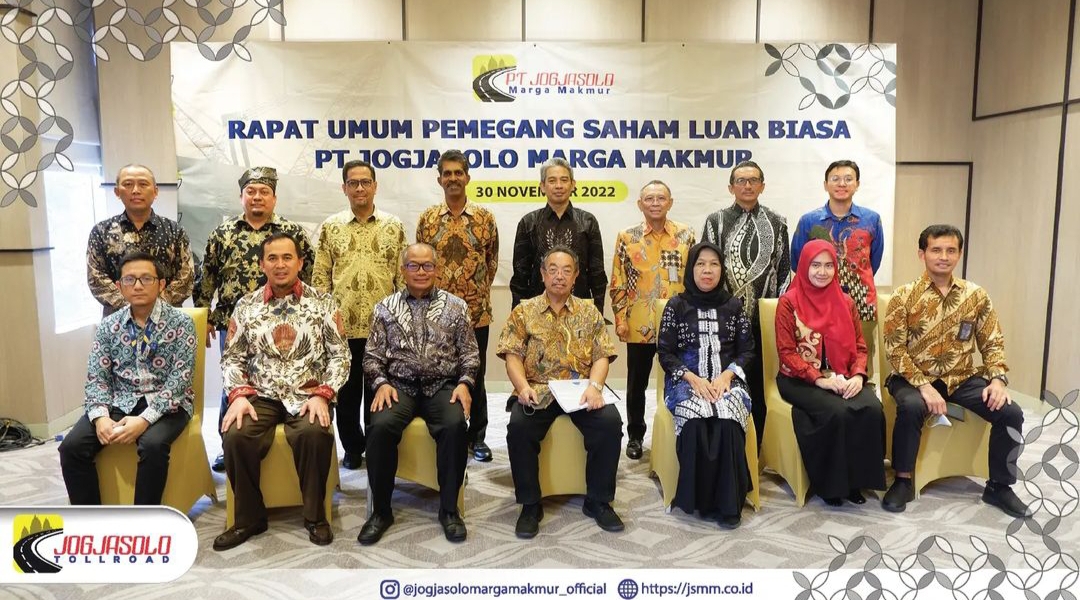sesi foto bersama Dewan Komisaris , Dewan Direksi beserta Pemegang Saham atau Kuasa Pemegang Saham