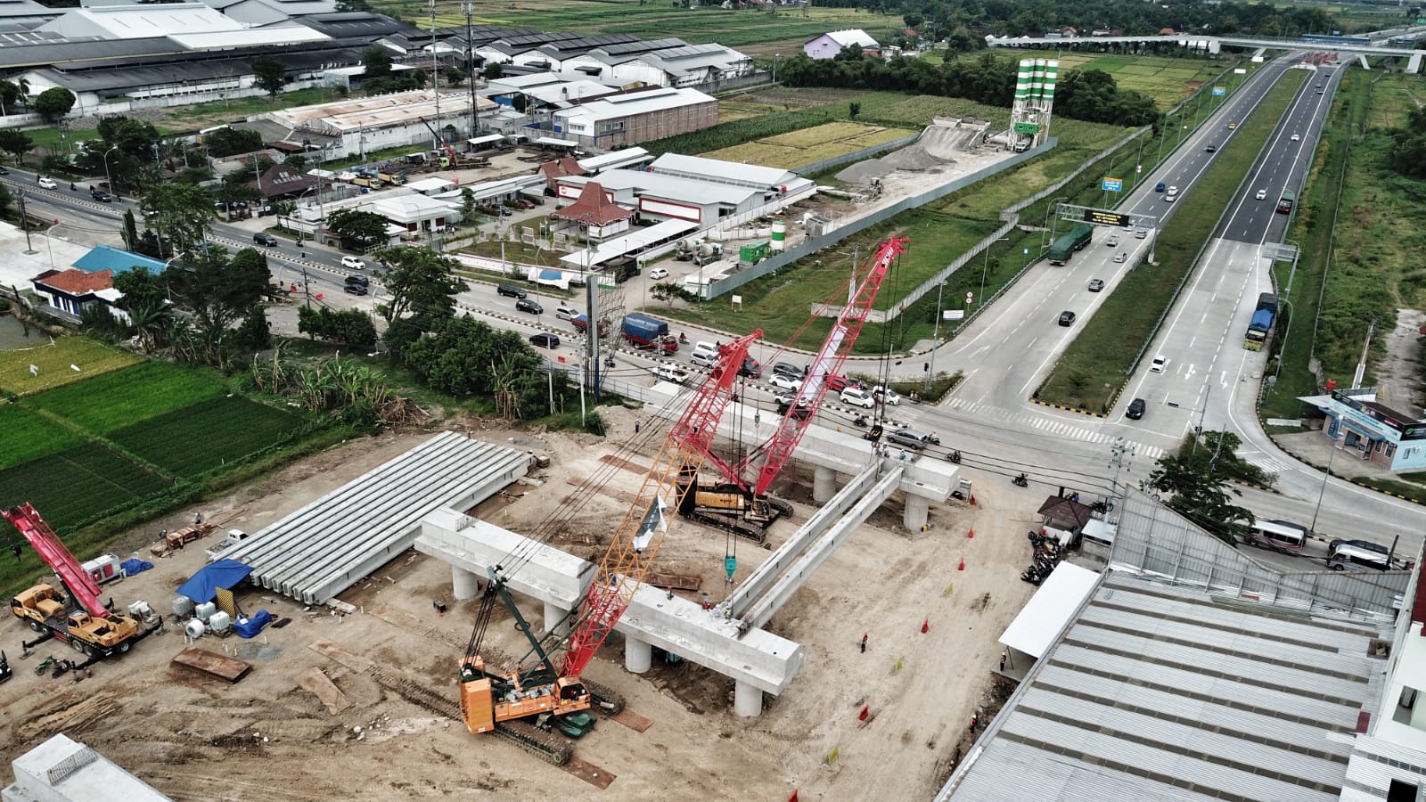 Pelaksanaan Erection Girder (instalasi balok jembatan) perdana jembatan Ngasem STA 0+500